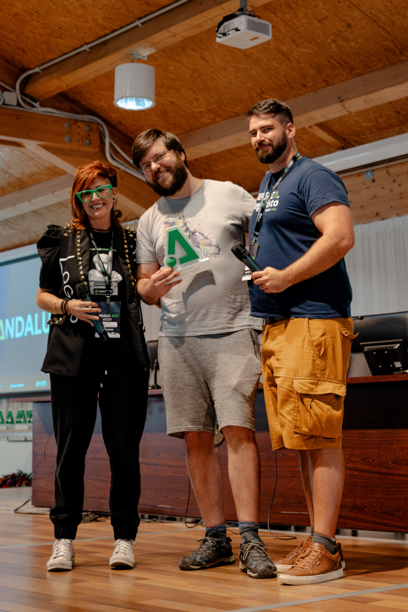 Martin Splitt en el Andalu-SEO (España) con Carlos Sánchez y Ana Mata